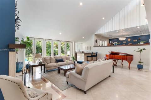 House in Coral Gables, Florida 5 bedrooms, 416.76 sq.m. № 1925167 - photo 13