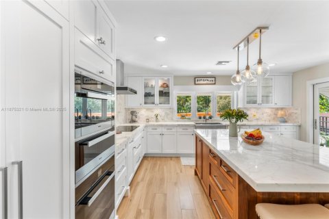 House in Coral Gables, Florida 5 bedrooms, 416.76 sq.m. № 1925167 - photo 19