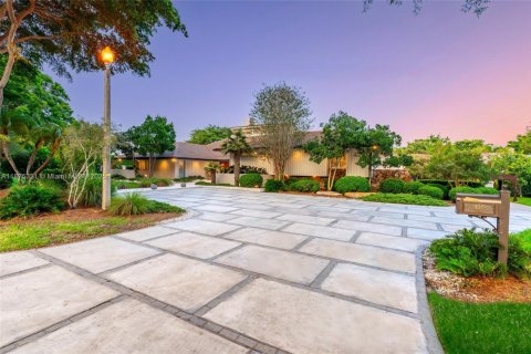 House in Coral Gables, Florida 5 bedrooms, 416.76 sq.m. № 1925167 - photo 9