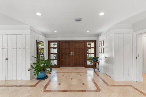 House in Coral Gables, Florida 5 bedrooms, 416.76 sq.m. № 1925167 - photo 15
