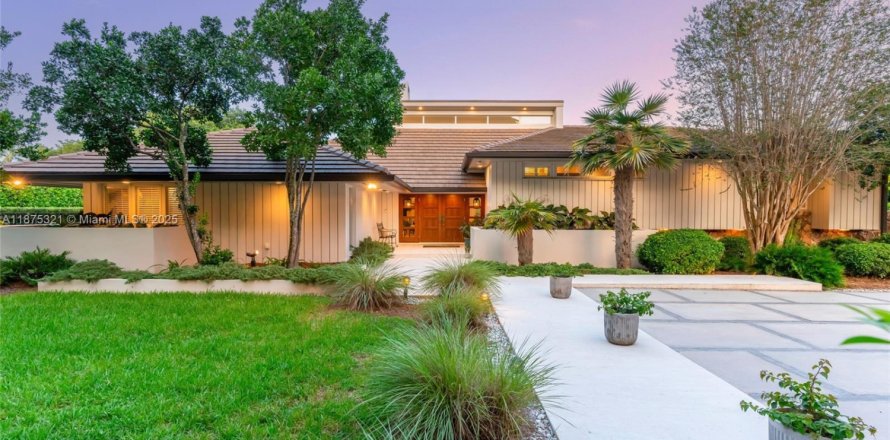 House in Coral Gables, Florida 5 bedrooms, 416.76 sq.m. № 1925167