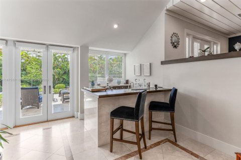 House in Coral Gables, Florida 5 bedrooms, 416.76 sq.m. № 1925167 - photo 14
