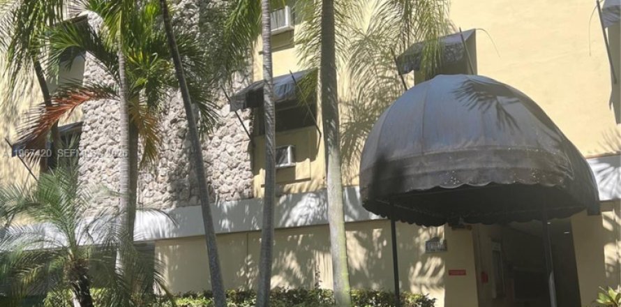Estudio en el Condominio en Coral Gables, Florida  № 2031636