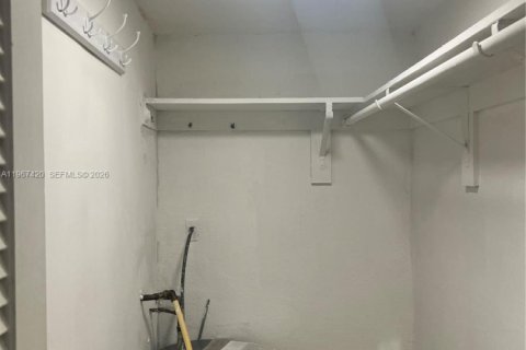 Condominio en alquiler en Coral Gables, Florida, 37.63 m2 № 2031636 - foto 23