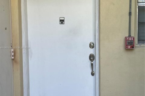 Condominio en alquiler en Coral Gables, Florida, 37.63 m2 № 2031636 - foto 3