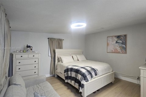 Casa en venta en Sunrise, Florida, 5 dormitorios, 139.73 m2 № 1762478 - foto 2