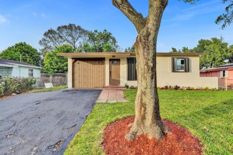 Casa en venta en Sunrise, Florida, 5 dormitorios, 139.73 m2 № 1762478 - foto 1
