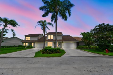Townhouse in Wellington, Florida 3 bedrooms, 193.61 sq.m. № 2300172