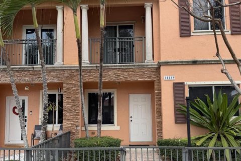 Townhouse in Miami, Florida 3 bedrooms, 144.83 sq.m. № 2040079