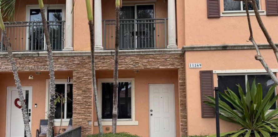 Townhouse in Miami, Florida 3 bedrooms, 144.83 sq.m. № 2040079
