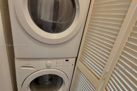 Townhouse in Miami, Florida 3 bedrooms, 144.83 sq.m. № 2040079 - photo 14