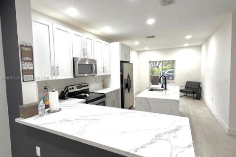 Townhouse in Miami, Florida 3 bedrooms, 144.83 sq.m. № 2040079 - photo 2