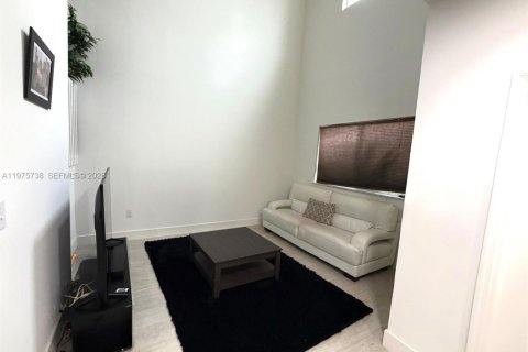 Townhouse in Miami, Florida 3 bedrooms, 144.83 sq.m. № 2040079 - photo 6