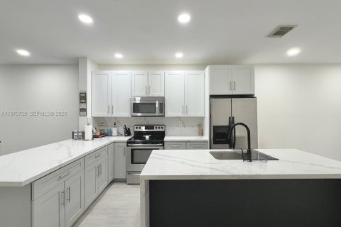 Townhouse in Miami, Florida 3 bedrooms, 144.83 sq.m. № 2040079 - photo 3