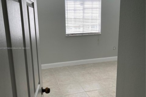 Copropriété à louer à Hialeah, Floride: 3 chambres, 92.16 m2 № 1967726 - photo 4