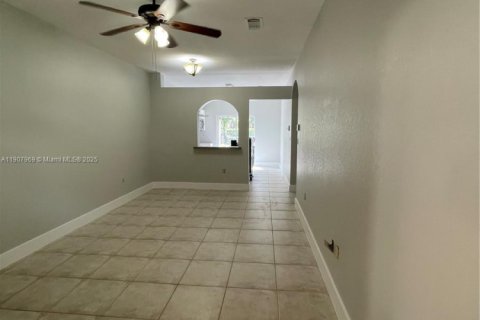 Copropriété à louer à Hialeah, Floride: 3 chambres, 92.16 m2 № 1967726 - photo 1
