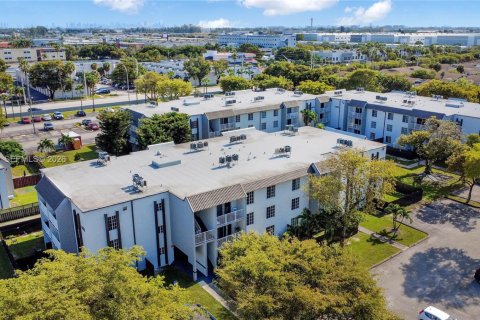 Copropriété à vendre à Doral, Floride: 1 chambre, 75.25 m2 № 1995607 - photo 24
