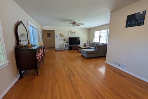 House in Eustis, Florida 3 bedrooms, 164.16 sq.m. № 2234638 - photo 8