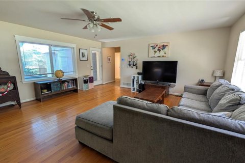 House in Eustis, Florida 3 bedrooms, 164.16 sq.m. № 2234638 - photo 4