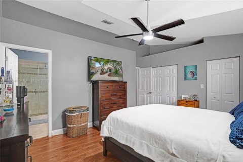 Villa ou maison à vendre à Miami, Floride: 3 chambres, 160.91 m2 № 1965036 - photo 28