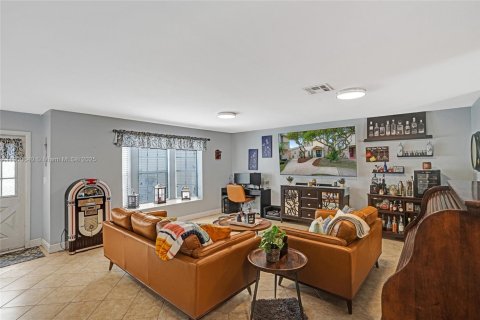 Villa ou maison à vendre à Miami, Floride: 3 chambres, 160.91 m2 № 1965036 - photo 2
