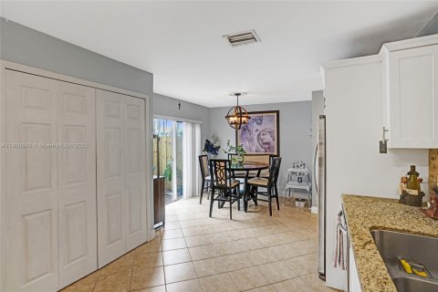 Villa ou maison à vendre à Miami, Floride: 3 chambres, 160.91 m2 № 1965036 - photo 13