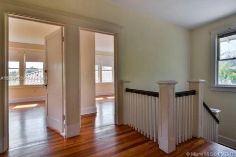 House in Miami, Florida 4 bedrooms, 280.19 sq.m. № 2052982 - photo 10