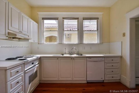 House in Miami, Florida 4 bedrooms, 280.19 sq.m. № 2052982 - photo 5