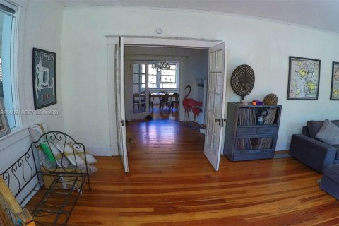 House in Miami, Florida 4 bedrooms, 280.19 sq.m. № 2052982 - photo 30