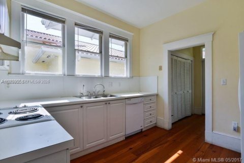 House in Miami, Florida 4 bedrooms, 280.19 sq.m. № 2052982 - photo 6