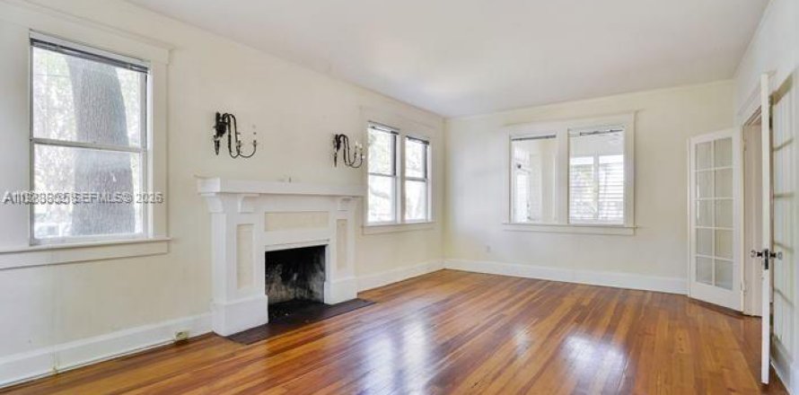 House in Miami, Florida 4 bedrooms, 280.19 sq.m. № 2052982