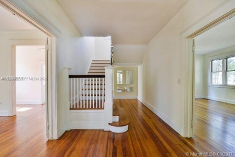 House in Miami, Florida 4 bedrooms, 280.19 sq.m. № 2052982 - photo 9