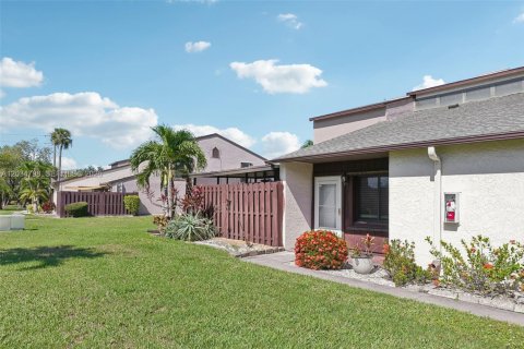 Adosado en venta en Fort Myers, Florida, 2 dormitorios, 111.2 m2 № 2244281 - foto 2