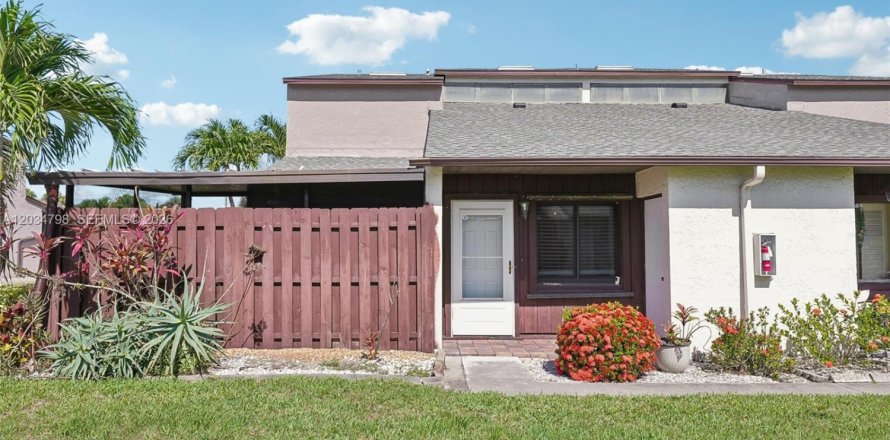 Adosado en Fort Myers, Florida 2 dormitorios, 111.2 m2 № 2244281
