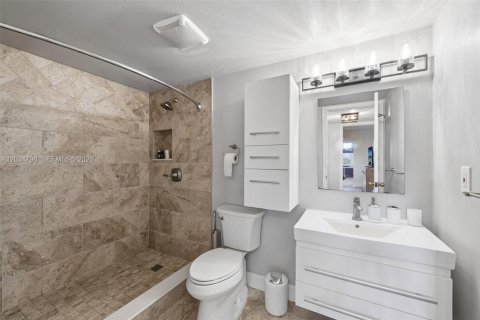 Adosado en venta en Fort Myers, Florida, 2 dormitorios, 111.2 m2 № 2244281 - foto 16