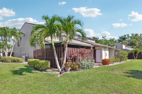 Adosado en venta en Fort Myers, Florida, 2 dormitorios, 111.2 m2 № 2244281 - foto 3