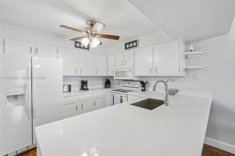 Adosado en venta en Fort Myers, Florida, 2 dormitorios, 111.2 m2 № 2244281 - foto 11