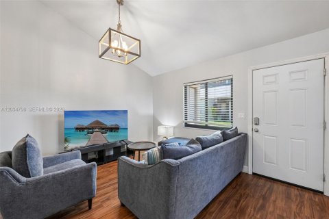 Adosado en venta en Fort Myers, Florida, 2 dormitorios, 111.2 m2 № 2244281 - foto 4