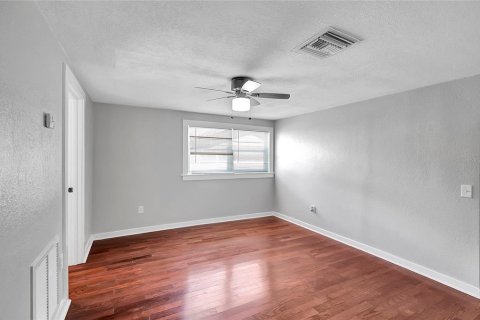 Casa en venta en Zephyrhills, Florida, 4 dormitorios, 177.54 m2 № 1885540 - foto 7