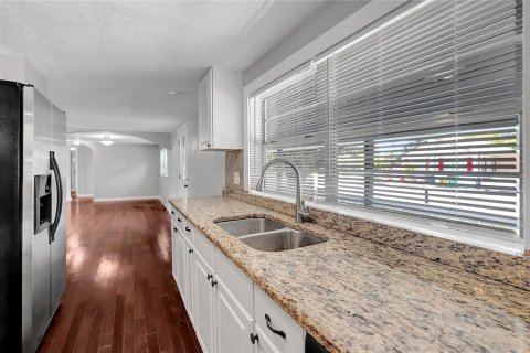 Casa en venta en Zephyrhills, Florida, 4 dormitorios, 177.54 m2 № 1885540 - foto 17