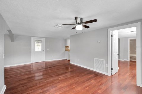 Casa en venta en Zephyrhills, Florida, 4 dormitorios, 177.54 m2 № 1885540 - foto 9