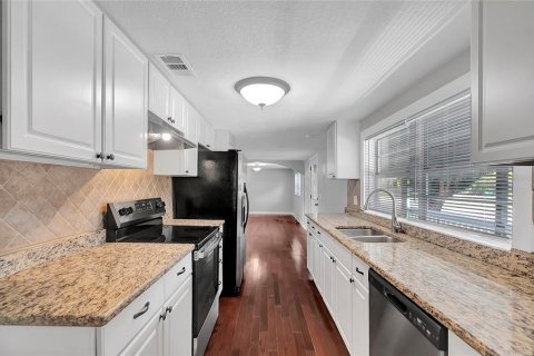 Casa en venta en Zephyrhills, Florida, 4 dormitorios, 177.54 m2 № 1885540 - foto 18