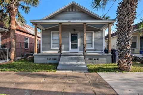 House in Tampa, Florida 4 bedrooms, 97.08 sq.m. № 1613197 - photo 1