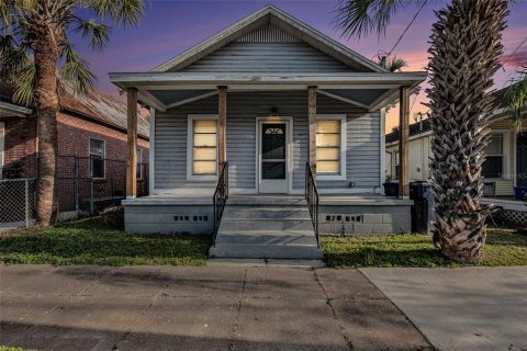 House in Tampa, Florida 4 bedrooms, 97.08 sq.m. № 1613197 - photo 2