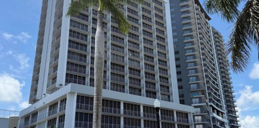 Condominio en Hollywood, Florida, 2 dormitorios  № 2278997