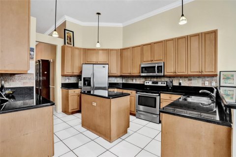 Casa en venta en Coral Springs, Florida, 5 dormitorios, 269.23 m2 № 2071281 - foto 17