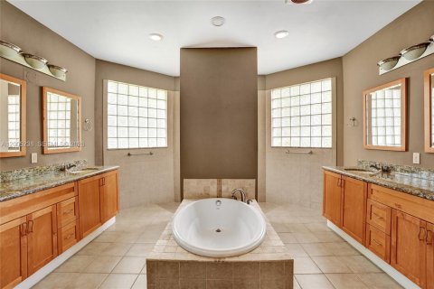 Casa en venta en Coral Springs, Florida, 5 dormitorios, 269.23 m2 № 2071281 - foto 30