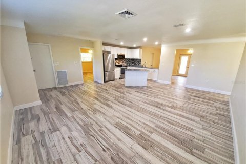 Villa ou maison à louer à Saint Petersburg, Floride: 4 chambres, 164.16 m2 № 2416724 - photo 8