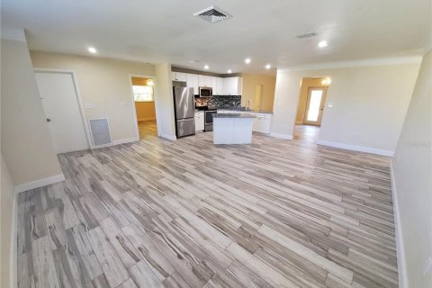 Villa ou maison à louer à Saint Petersburg, Floride: 4 chambres, 164.16 m2 № 2416724 - photo 3