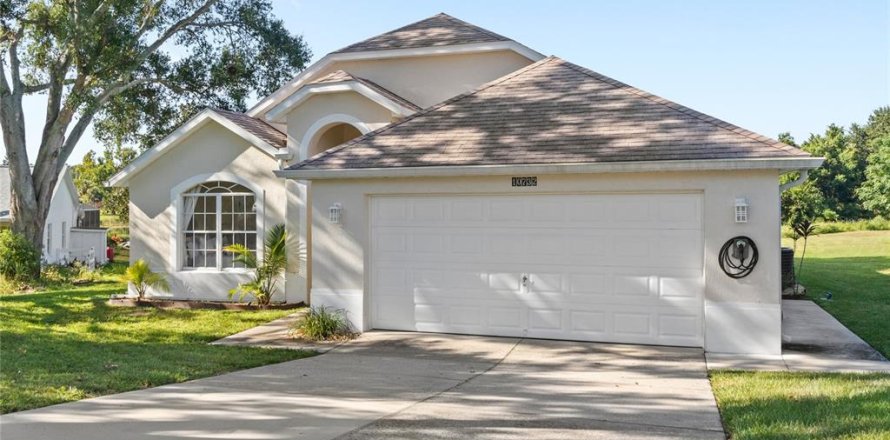 House in Clermont, Florida 3 bedrooms, 110.18 sq.m. № 1877324